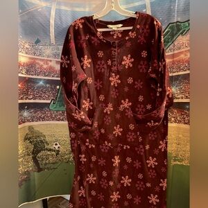 Flannel nightgown, Gander Mountain Guide series. Large burgendy with snowflakes